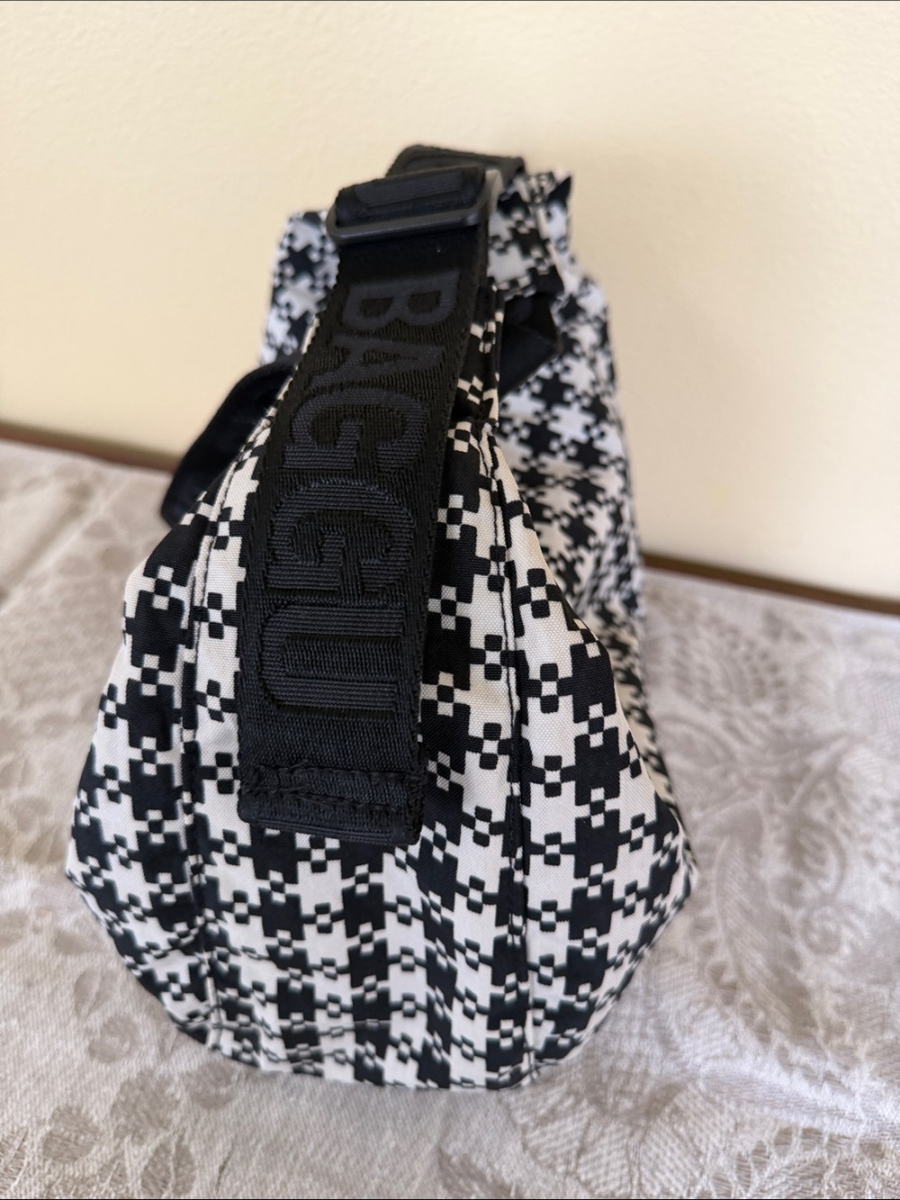 Baggu Black and White Pixel Gingham Medium Crescent Shoulder Bag, EUC - Picture 2 of 12